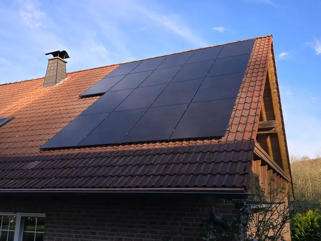 Photovoltaikanlage auf einem Satteldach mit roten Ziegeln