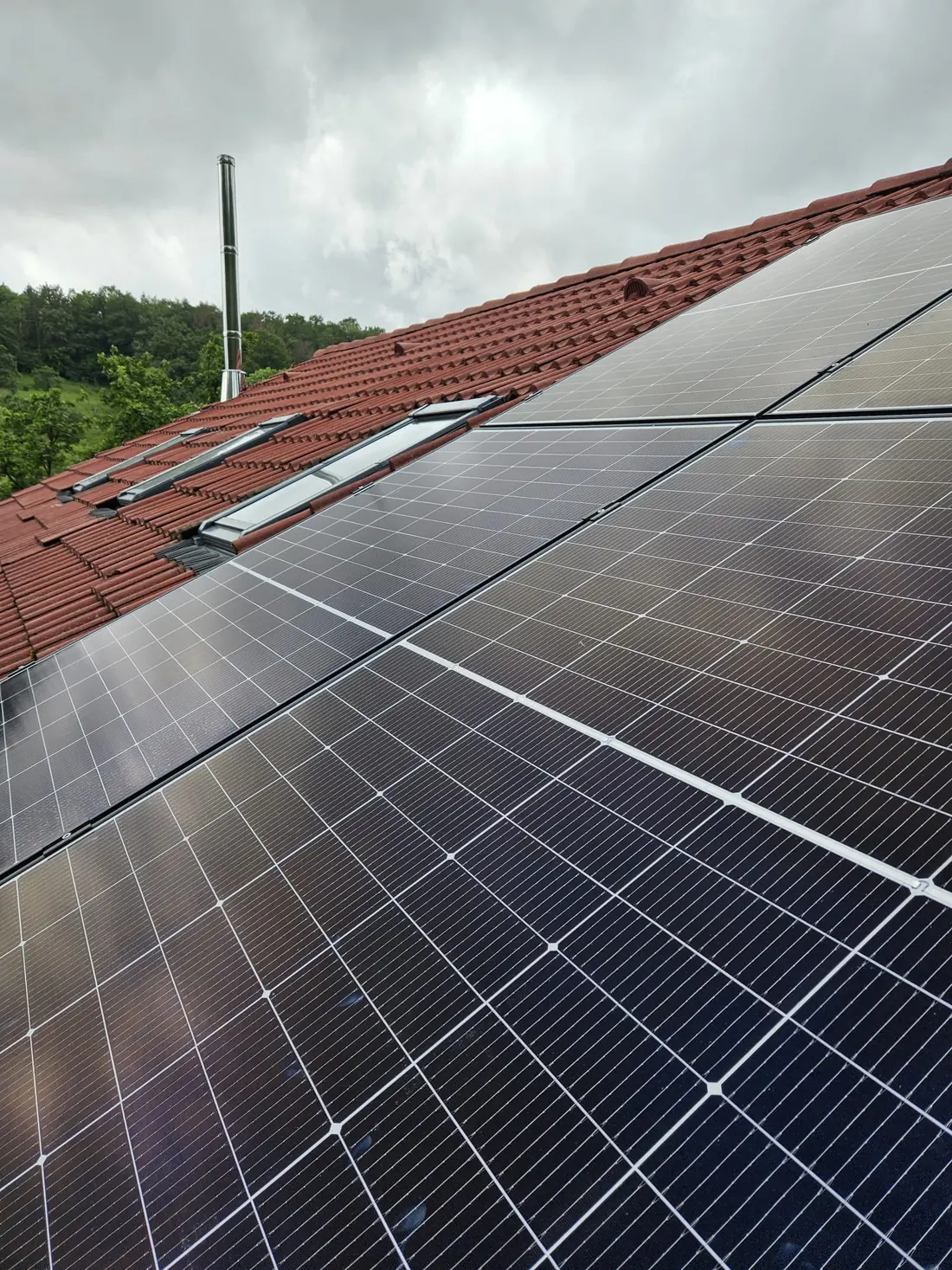 Photovoltaikmodule um ein Dachfenster herum verlegt