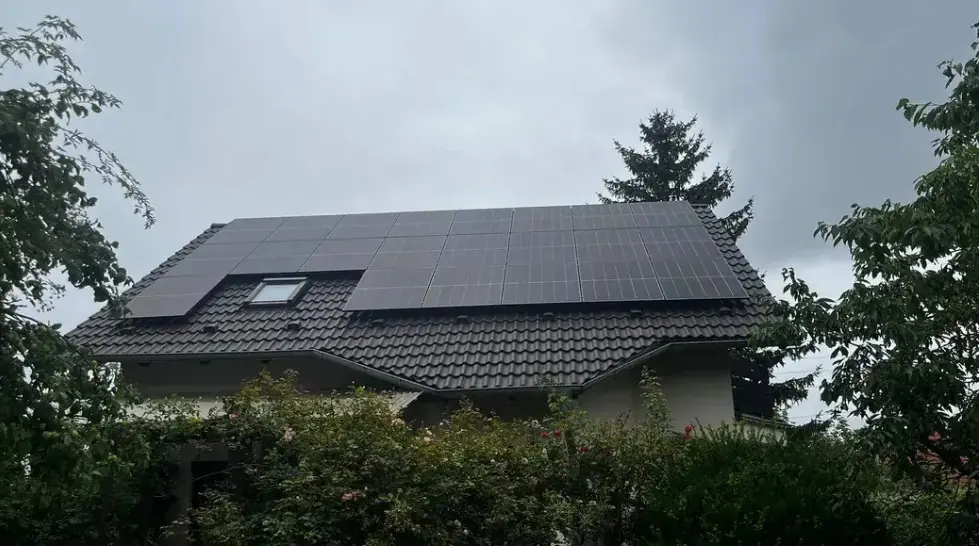 Komplett mit Photovoltaikmodulen belegtes Wohnhausdach