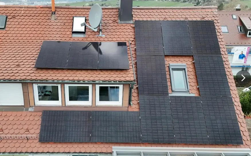 Photovoltaikanlage auf einem Doppelhaus aus der Vogelperspektive