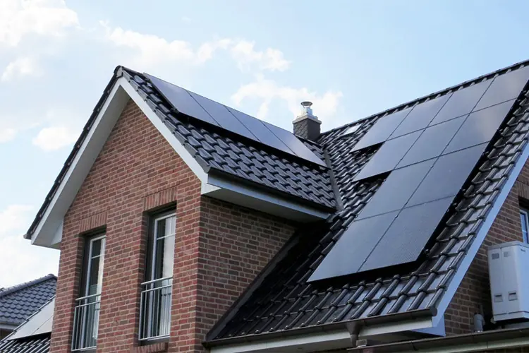 Photovoltaikanlage auf dem Dach eines Klinkerhauses