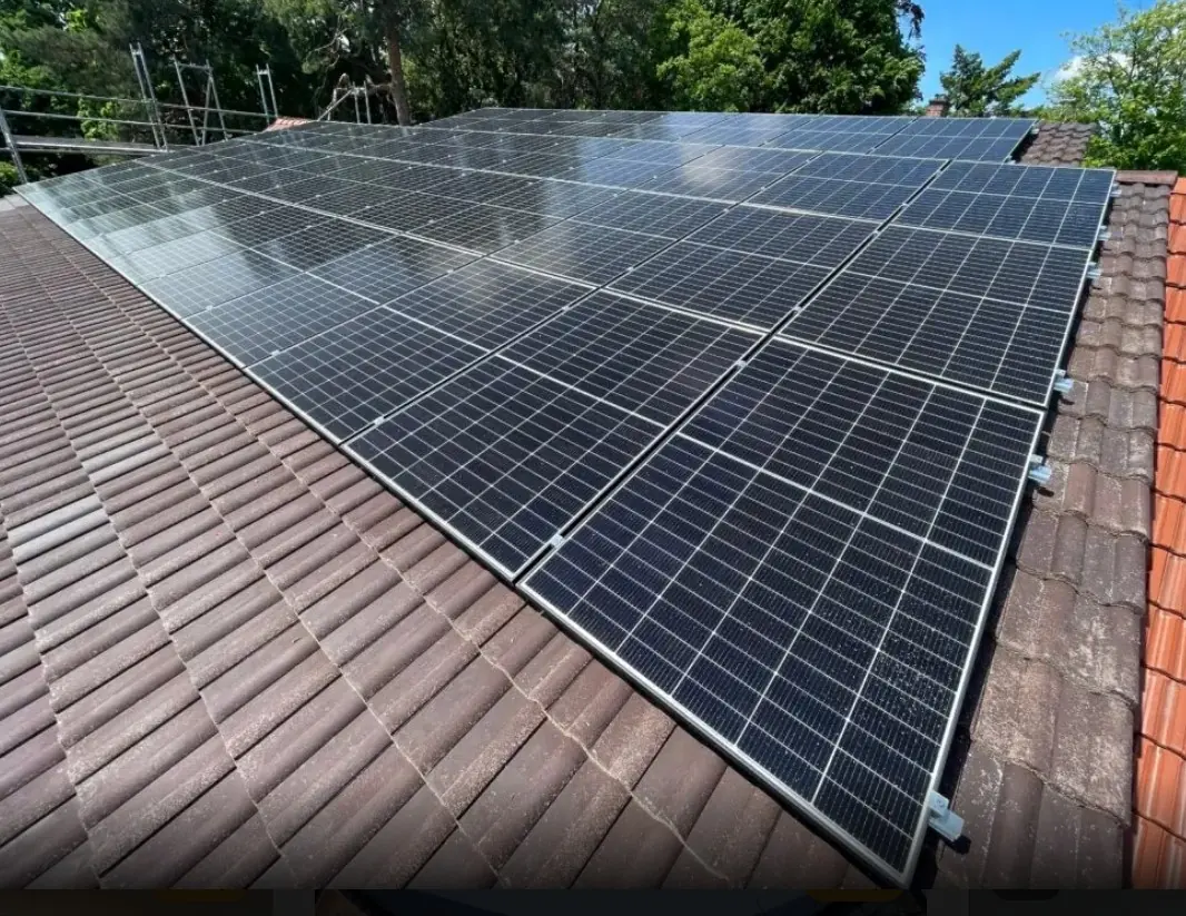 Nahaufnahme montierter Photovoltaikmodule mit Modulklemmen
