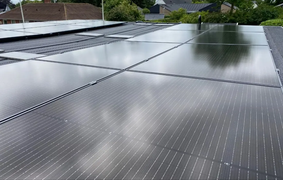 Photovoltaikmodule auf einem Flachdach mit Aufstellsystem