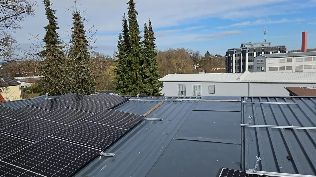 Photovoltaikanlage auf dem Flachdach eines Gewerbegebäudes