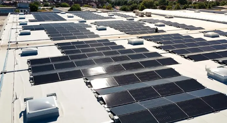 Große Photovoltaikanlage auf einem gewerblichen Flachdach