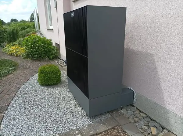 Außengerät im Garten neben dem Technikraum aufgestellt