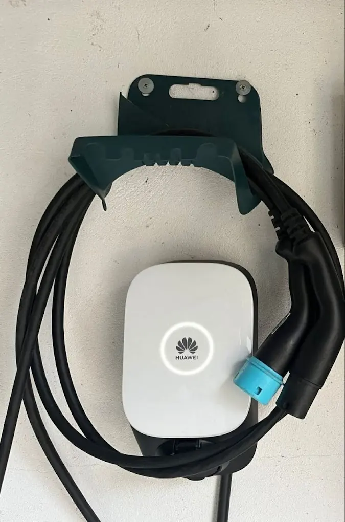 An der Hauswand montierte Wallbox für das Laden eines Elektroautos