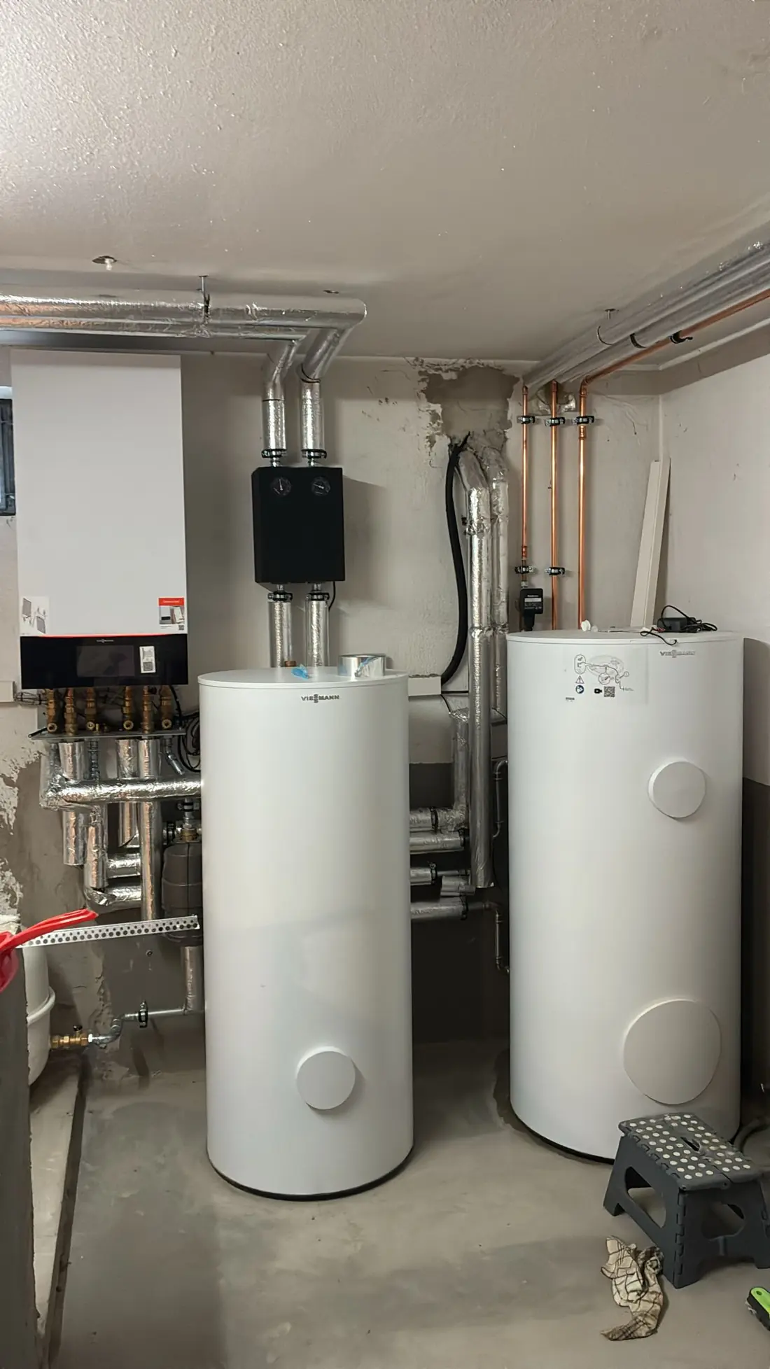 Pufferspeicher und Heizkreisverteiler im Technikraum