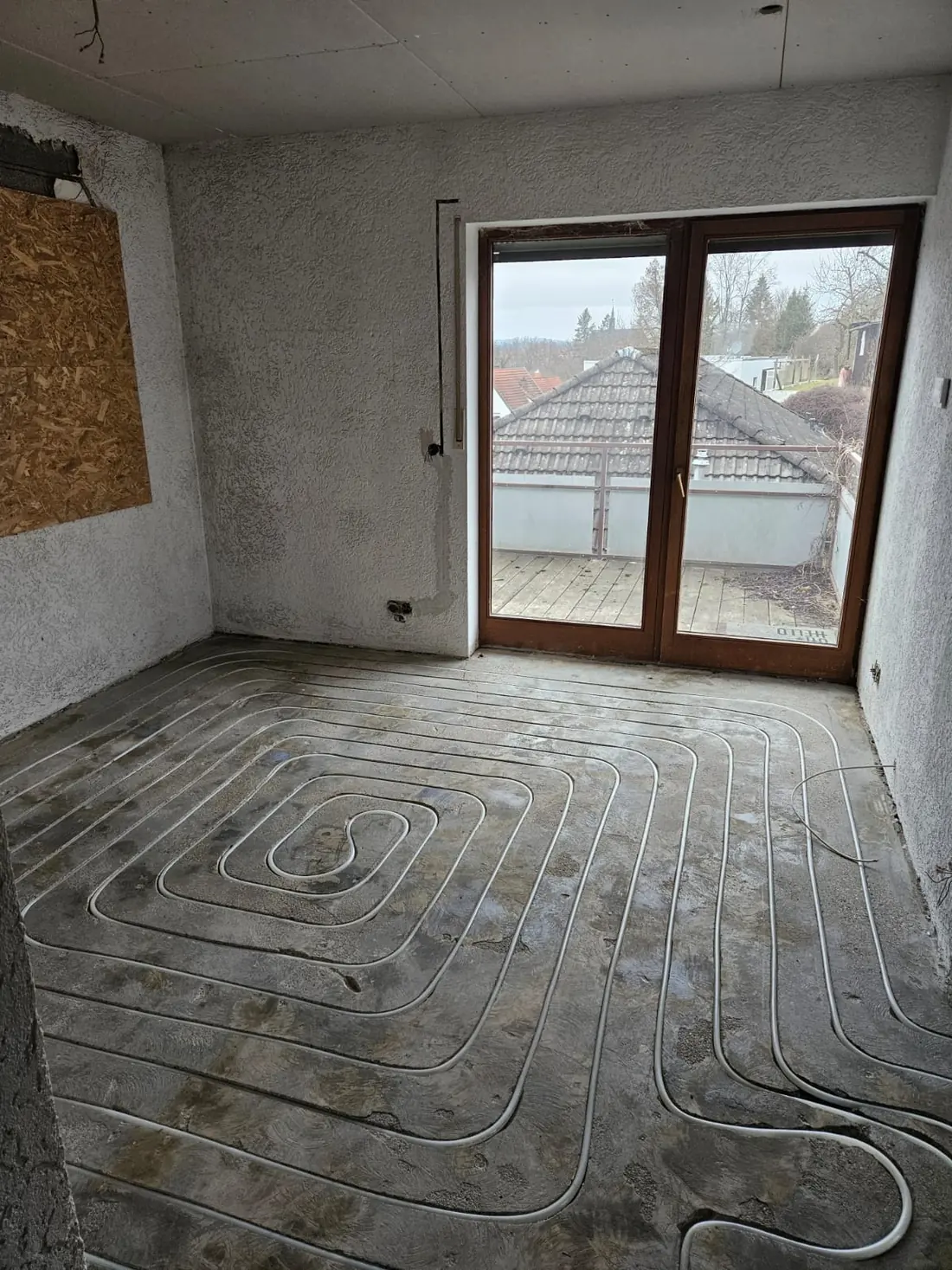 Detail der gefrästen Kanäle mit eingelegtem Heizungsrohr
