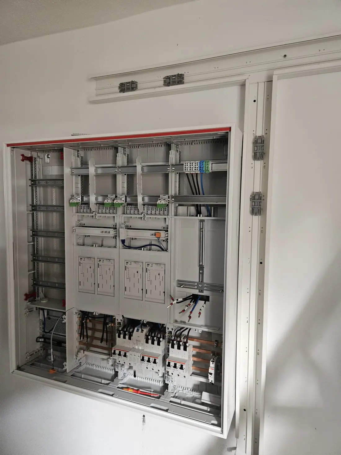 Geöffneter Verteilerschrank mit sauber gesetzter Elektroinstallation