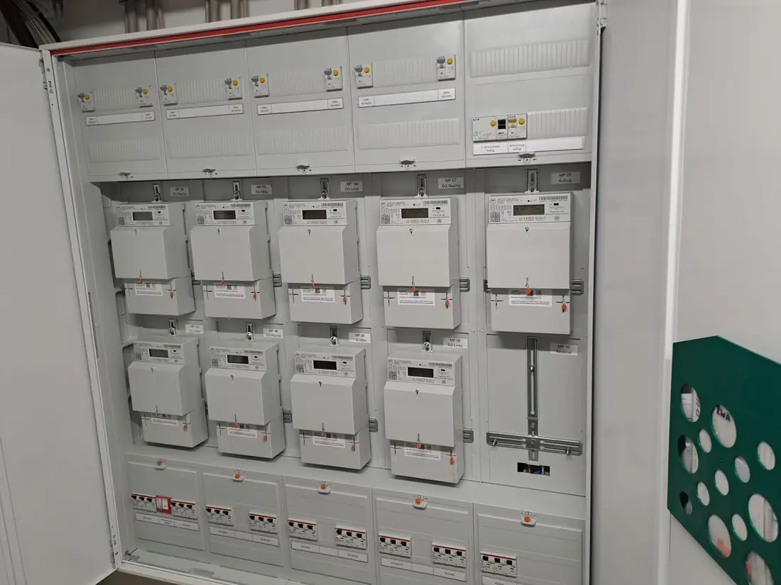 Neuer Zählerschrank mit Zählerplatz und Unterverteilung